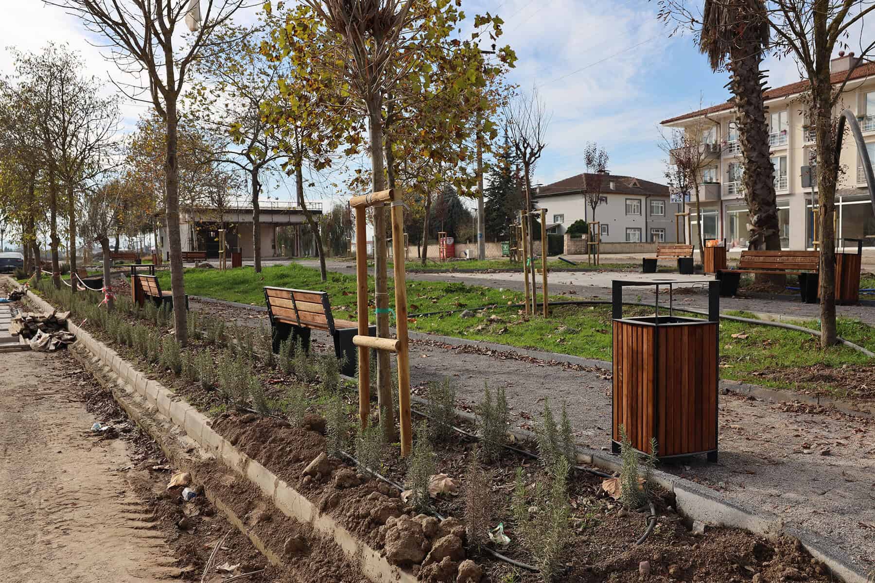 Senkronize şehir parkı, oturma alanları, ağaçlar ve peyzaj düzenlemesi ile canlı ve sürdürülebilir yaşam alanı.