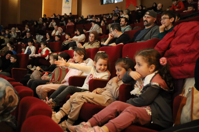 Sakarya Büyükşehir Belediyesi'nden çocuklara özel tiyatro etkinliği yoğun ilgi gördü