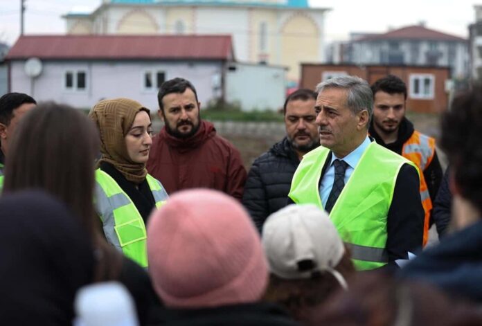 Çocuklar ve bölge sakinleriyle iletişim kuran yetkililer, önemli projeleri anlatıyor.
