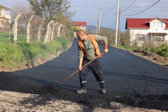 Hendek Belediyesi’nin sıcak asfalt çalışmaları Yenimahalle ve Çağlayan’da tamamlandı