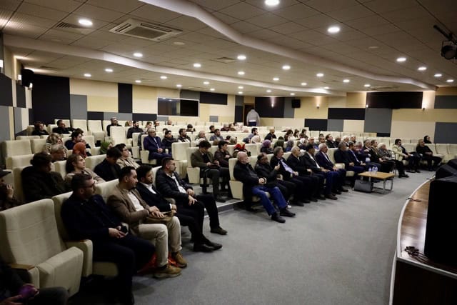 İç mekan toplantı alanında insanların toplantıya katılımı, konferans ve seminer organizasyonları için kullanılıyor.