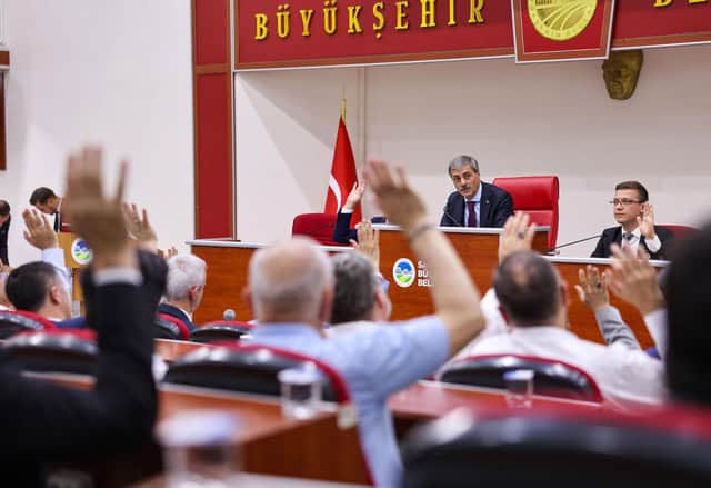 Büyükşehir meclis toplantısı, katılım ve oylama, yerel yönetim kararları.