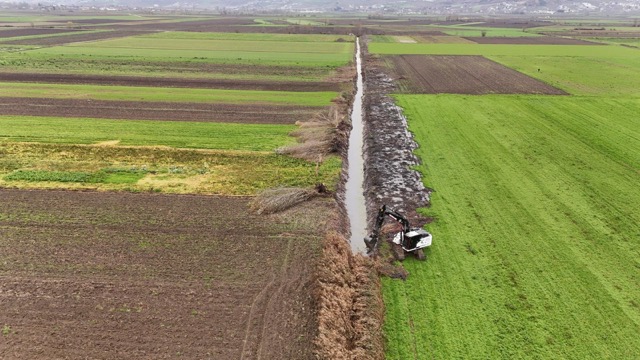 Serdivan Fen İşleri Müdürlüğü Aralık, Kazımpaşa, Kuruçeşme ve Yazlık'ta kanal temizledi