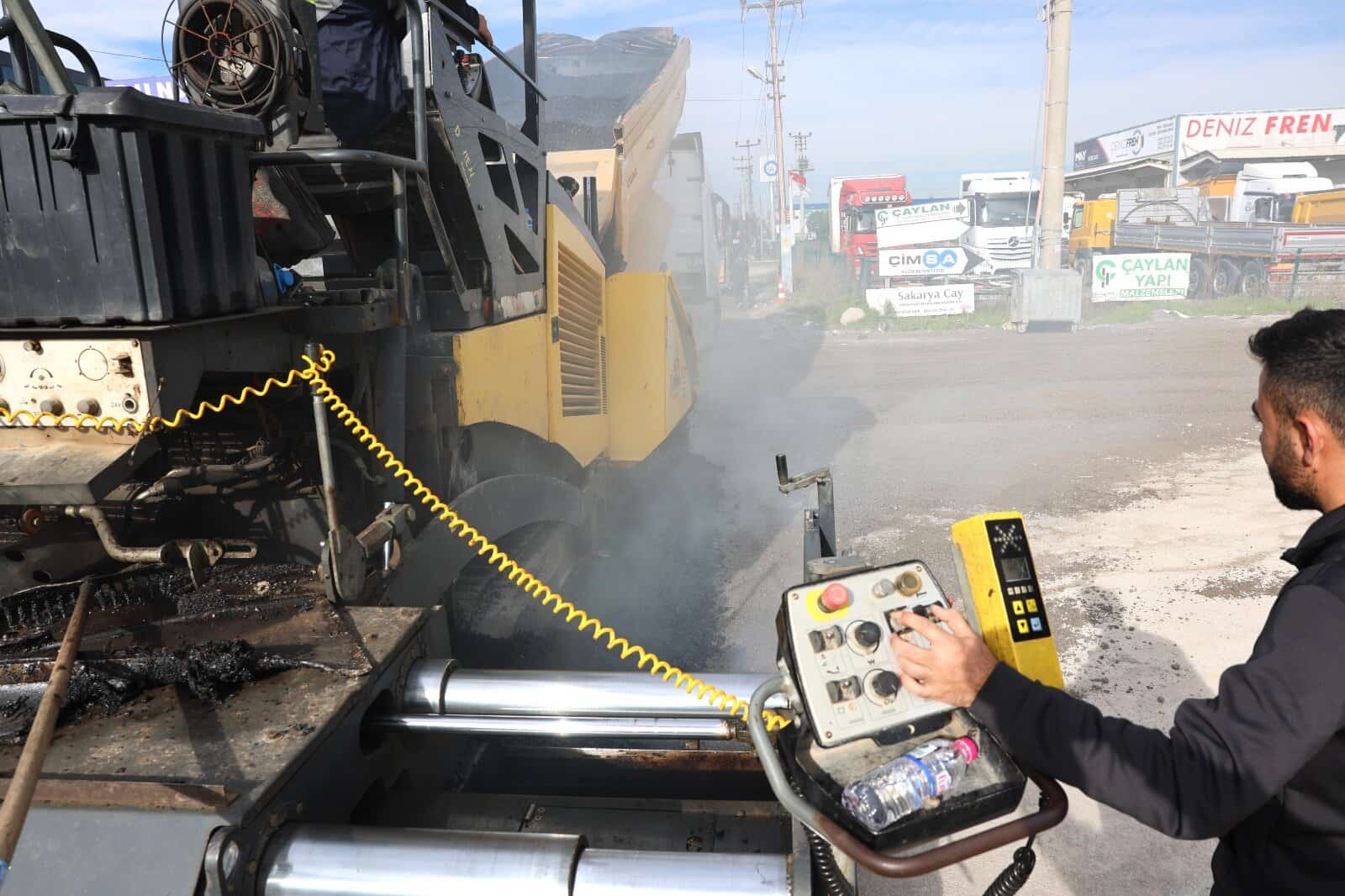 Erenler Kozluk Caddesi'nde altyapı sonrası asfalt yenileme çalışması başladı