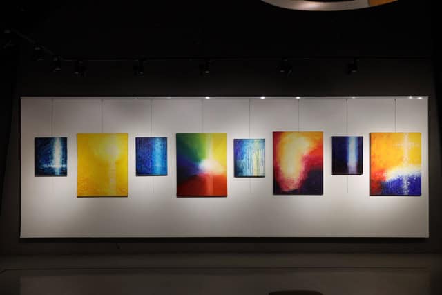 Renkli ve soyut tablolar sergisi, modern sanatı yansıtan güzellikler.