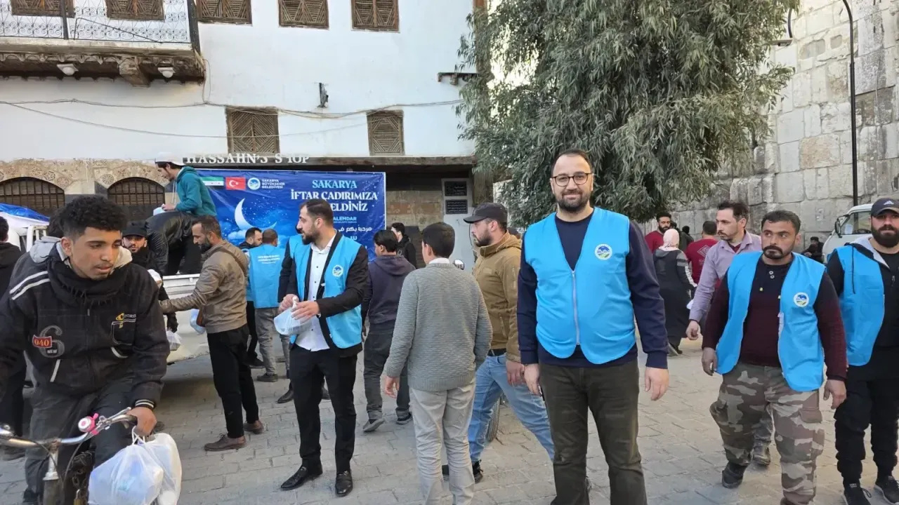 Sakarya Büyükşehir Belediyesi, Şam’da Ramazan Ayında Binlerce İhtiyaç Sahibine Sıcak İftar Sunuyor