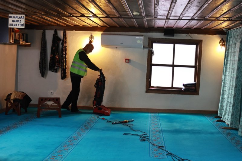 Adapazarı Belediyesi 111 Camide Ramazan Ayı Öncesi Hijyen Çalışması Yaptı