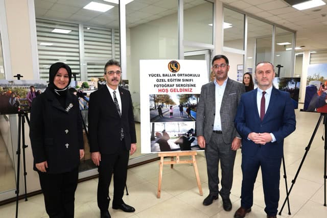 Erenler Belediyesinde anlamlı sergi açılışı, katılımcılar ve yetkililer sergiyi gezerek bilgi aldı.