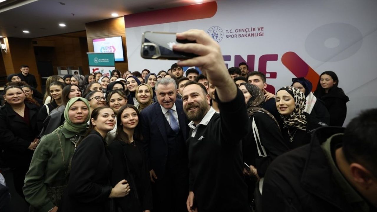 GENÇ2030 Projesi ile Gençlik Merkezlerindeki Bilişim Atölyeleri Dijital Yetkinlik ve Yapay Zeka Alanında Yenileniyor