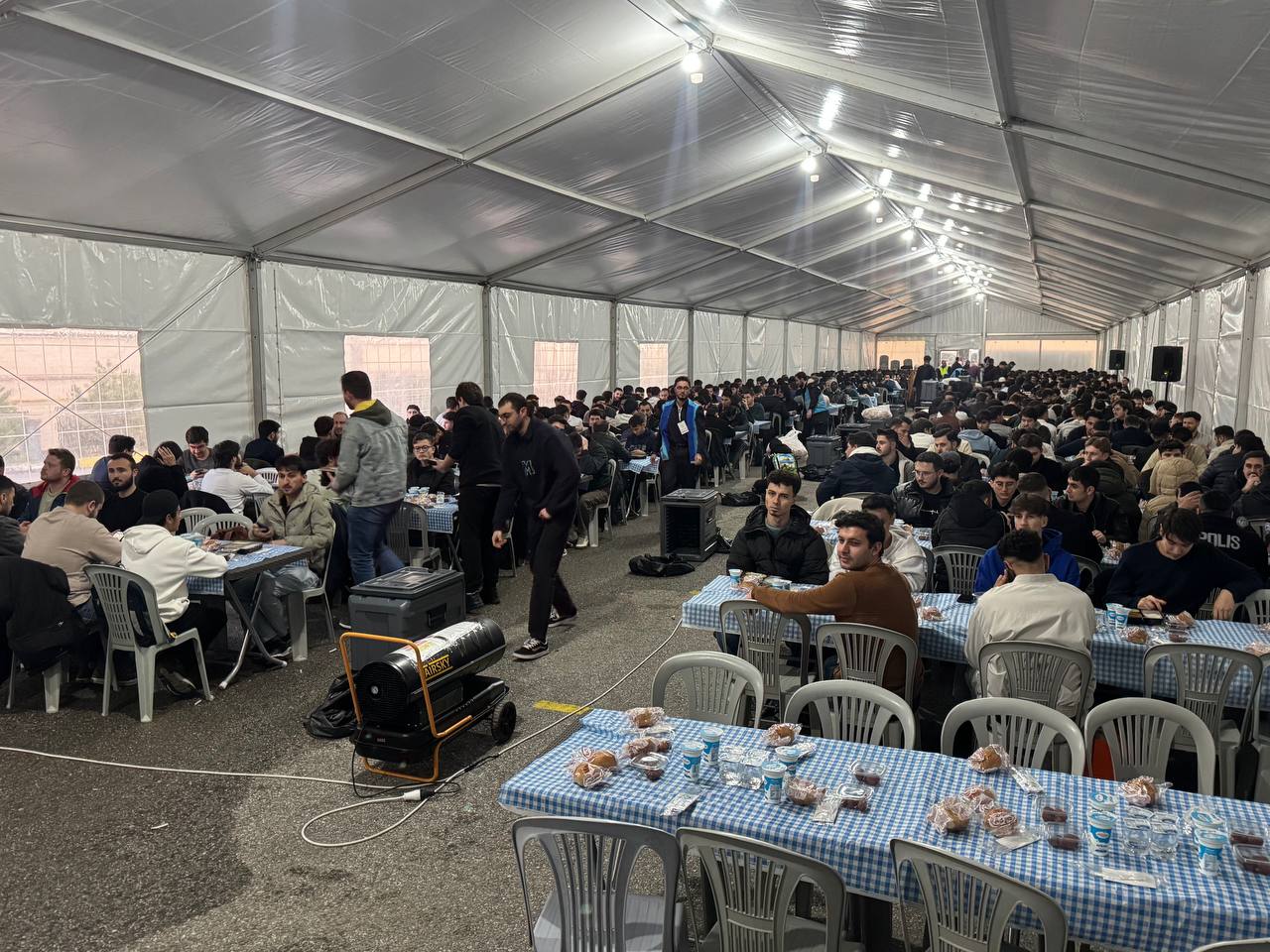 Sakarya Üniversiteler Kampüsü'nde Yüzlerce Öğrenci Aynı Sofrada Ramazan İftarında Buluşuyor