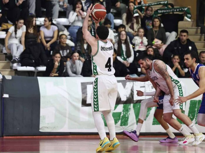 Kütahya BSK taraftarları önünde basket atışı yapıyor.