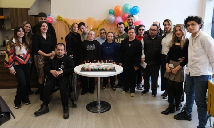 Özel öğrencilerle Sapanca’da sürpriz doğum günü kutlaması, neşeli ve samimi anlar.