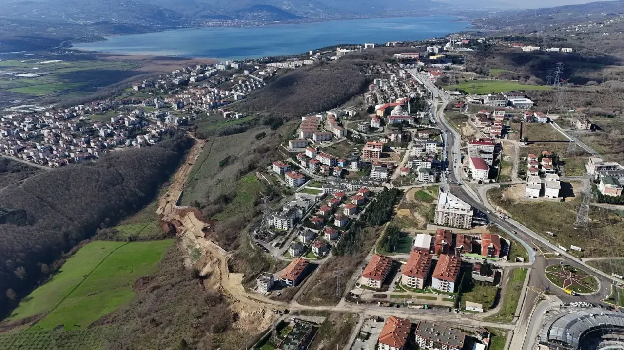Adapazarı ve Serdivan’da Trafiği Rahatlatacak 3 Yeni Yolun Çalışmaları Hızla Sürüyor