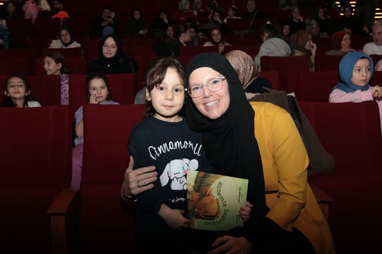 Jenny Molendyk Divleli, Serdivan’da Ramazan Sohbetlerinde Müslüman Ailesinin Günümüzdeki Rolünü Anlattı