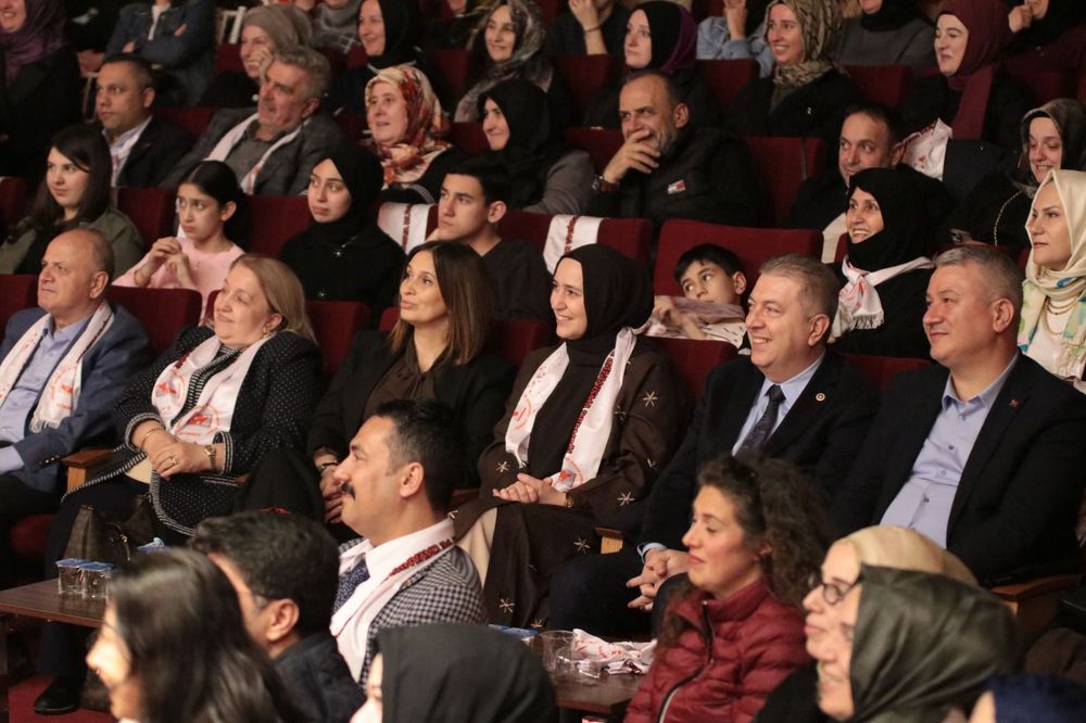 Serdivan'da Balkan Türk Tiyatrosu'nun Gösterisiyle Dünya Tiyatro Günü Kutlandı