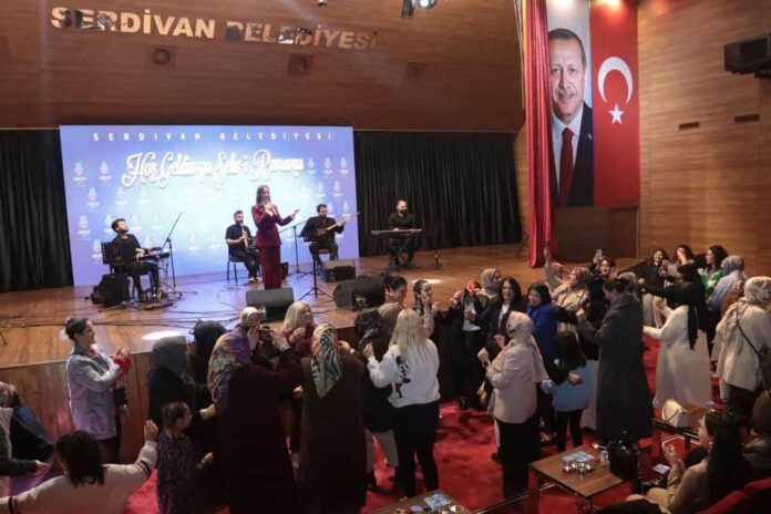 Serdivan'da 8 Mart Kadınlar Günü'nde Kadınlara Özel Konserde Senanur Kale Sahne Aldı