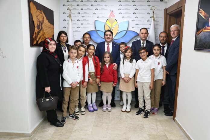 Adapazarı Osmanbey İlkokulu’nda 23 Nisan’da Temsili Müdürlüğe Öğrenci Oturdu