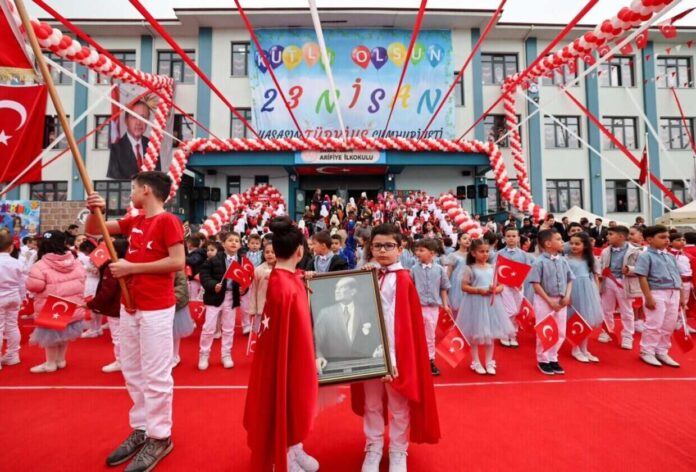 Arifiye İlkokulu’nda 23 Nisan Ulusal Egemenlik ve Çocuk Bayramı Kutlamalarına Yoğun İlgi