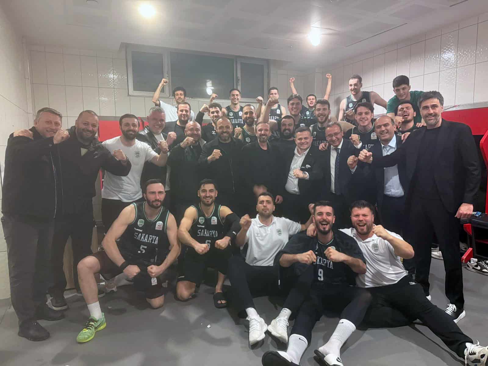 Büyükşehir Basketbol Takımı, Çiftlikköy Deplasmanında Kazanarak Play-Off Yarı Finalinde Mücadele Etmeye Hak Kazandı