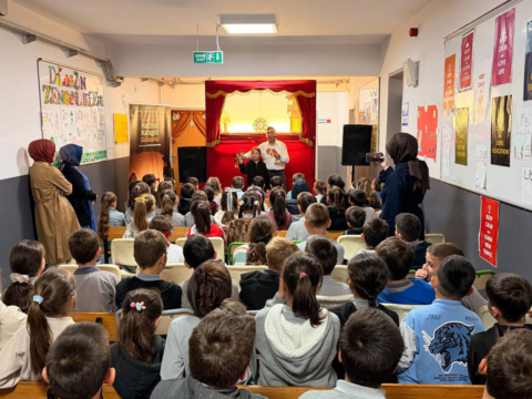 Sakarya’da 'Bir Hikâye Bin Neşe' Projesiyle Çocuklara Gösterili Eğitim Desteği Sürüyor