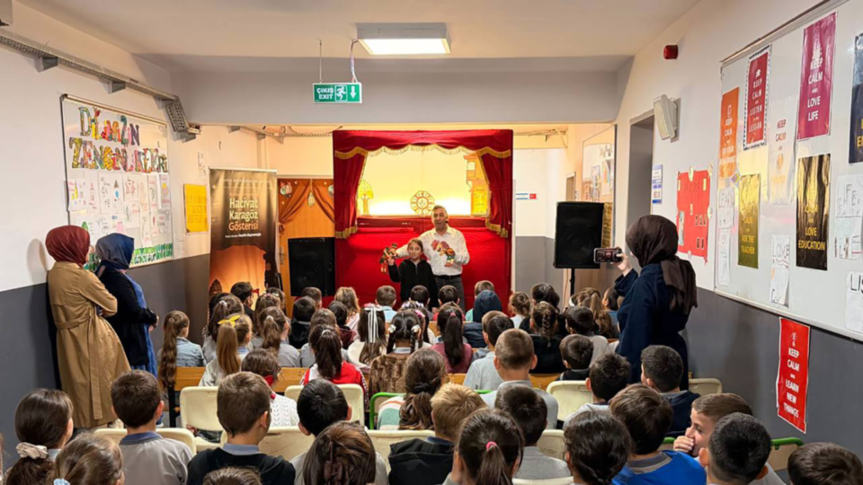 Sakarya’da 'Bir Hikâye Bin Neşe' Projesiyle Çocuklara Gösterili Eğitim Desteği Sürüyor