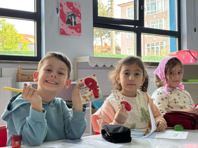 Sakarya’da 23 Nisan’da Anaokulu ve Hastane Ziyaretlerinde Çocuklara Bayram Hediyesi