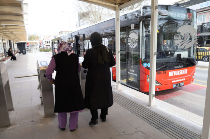 Sakarya’da Metrobüslerde Ücretli Dönem Başladı, İlk Günde 10 Bin Yolcu Taşındı