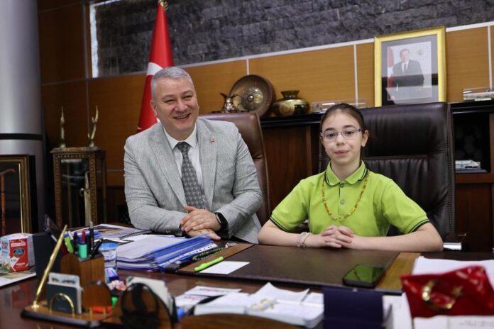 Serdivan Belediyesi’nde 23 Nisan’da Başkanlık Koltuğu Sembolik Olarak Öğrencilere Devredildi