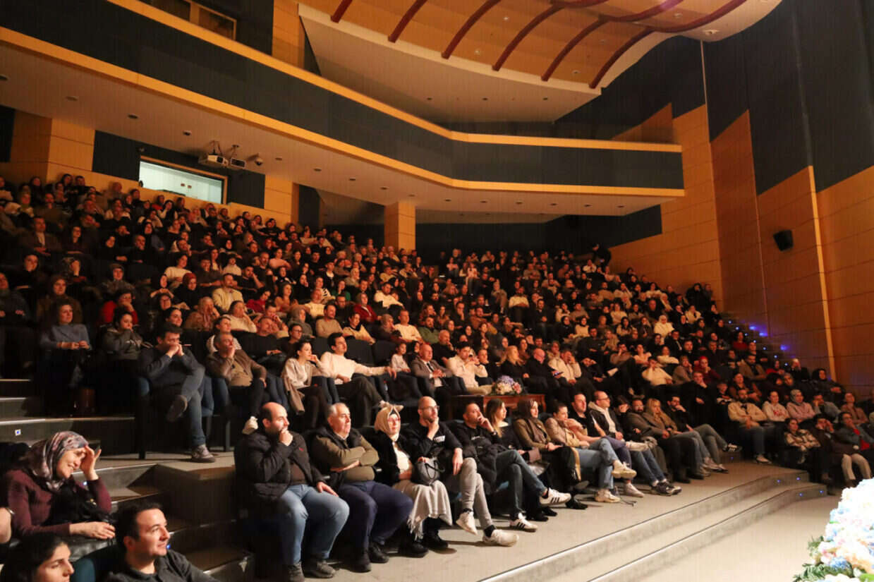 Sakarya’da Çehov Kabare Tiyatro Oyunu Sahnesinde Usta İsimler ve Yüksek Tempo