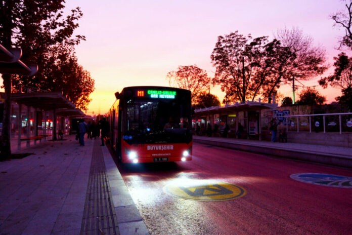 Sakarya’da Metrobüslerde Gece Seferleri Düzenlemesi Vatandaşlardan Yoğun İlgi Gördü