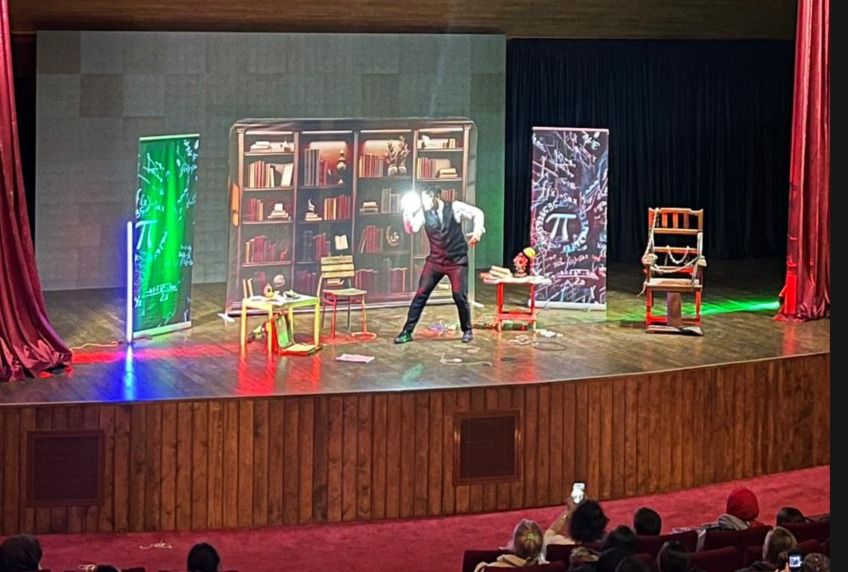 Serdivan'da 'Nikola Tesla: Güvercinin Ölümü' Tiyatro Oyunu İzleyicilerden Yoğun İlgi Gördü